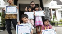 Wakil Wali Kota Sukabumi Bobby Maulana menerima buku karya siswa TK GIBS yang berhasil meraih Rekor MURI 2025