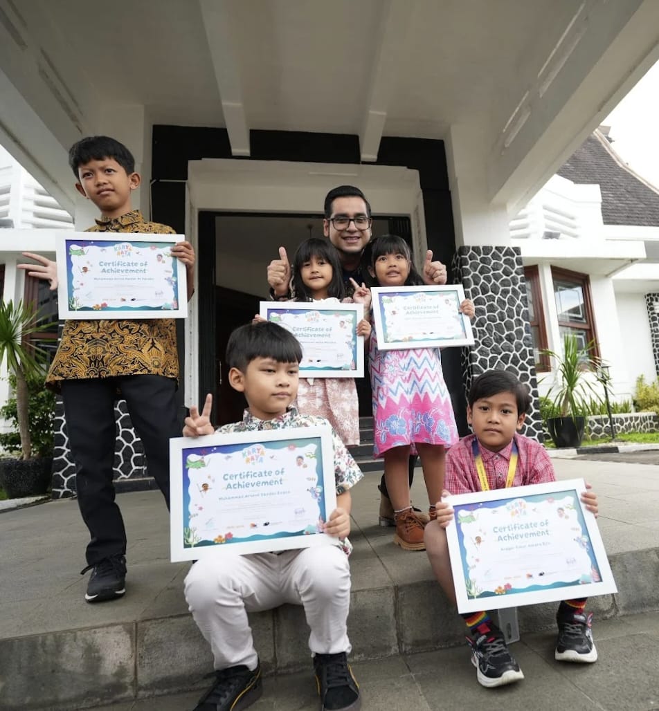 Wakil Wali Kota Sukabumi Bobby Maulana menerima buku karya siswa TK GIBS yang berhasil meraih Rekor MURI 2025