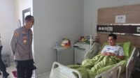 Kapolres Majalengka AKBP Willy Andrian menjenguk Kanit Reskrim Polsek Cikijing yang sedang dirawat di RSUD.