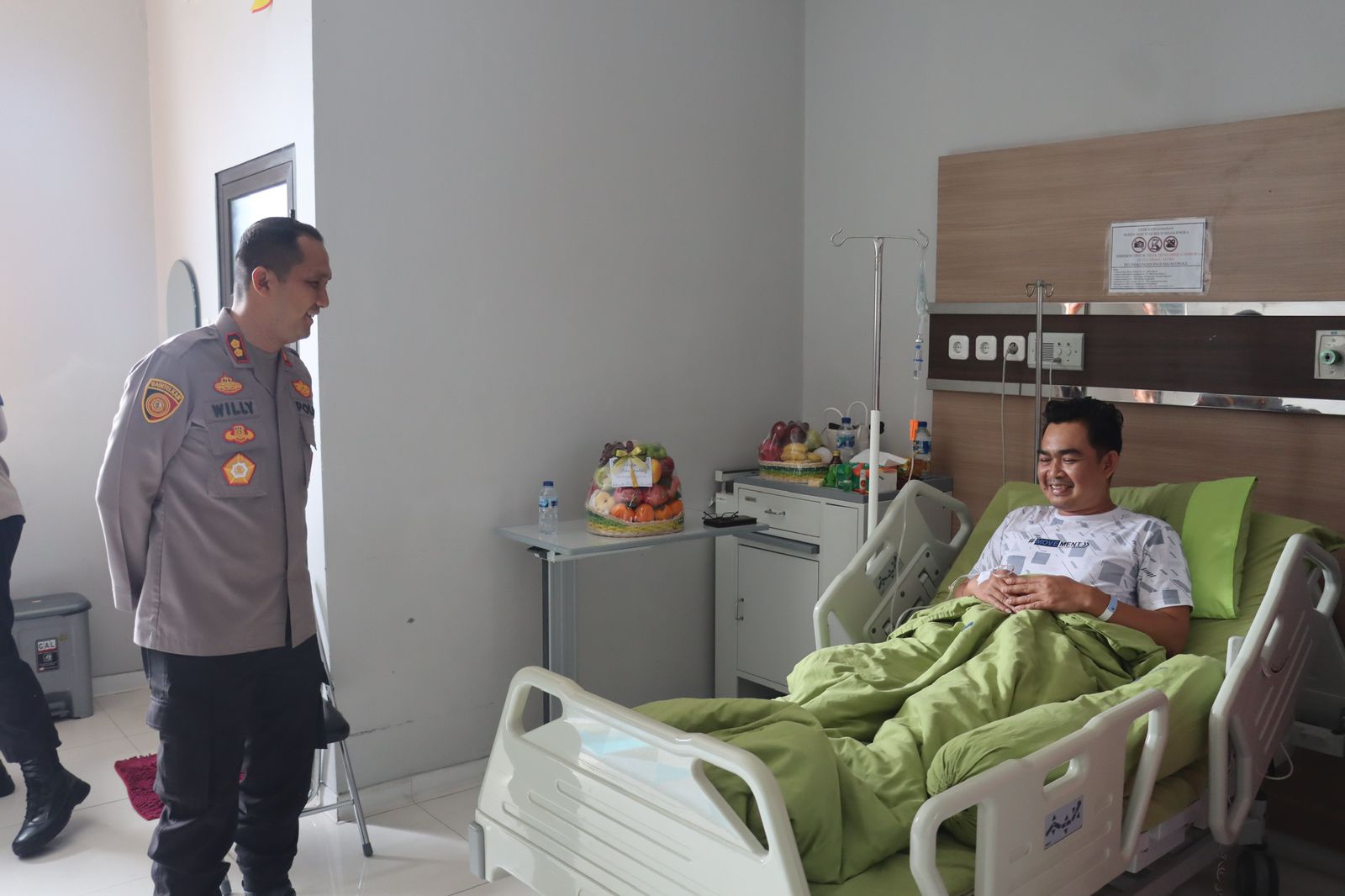 Kapolres Majalengka AKBP Willy Andrian menjenguk Kanit Reskrim Polsek Cikijing yang sedang dirawat di RSUD.