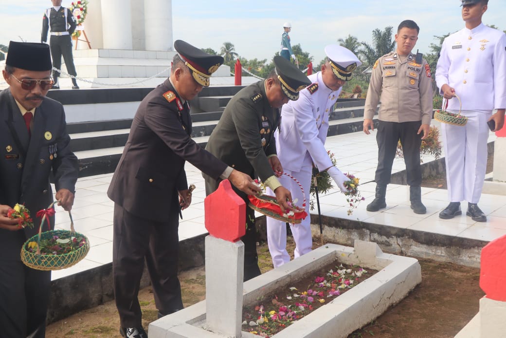 Kapolda Bengkulu Irjen Pol. Mardiyono Ziarah Nasional HUT ke-80 TNI di TMP Balai Buntar.