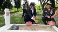 Bupati Lampung Selatan Radityo Egi Pratama dan Kodim 0421/LS Lampung Selatan Ziarah Nasional di TMP Kusuma Bangsa.