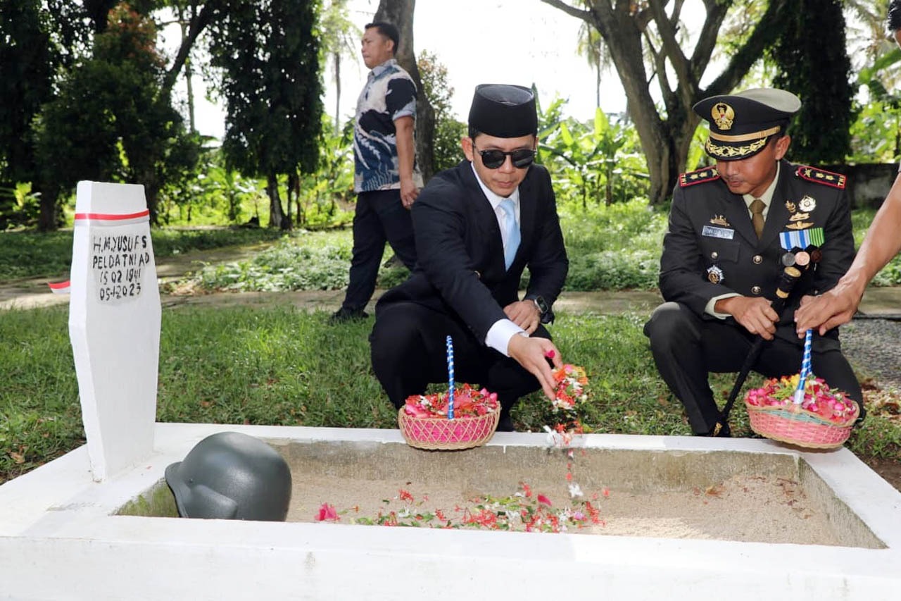 Bupati Lampung Selatan Radityo Egi Pratama dan Kodim 0421/LS Lampung Selatan Ziarah Nasional di TMP Kusuma Bangsa.