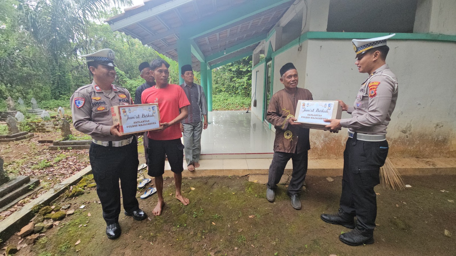 Satlantas Polres Majalengka menggelar Jum’at Berkah dengan membagikan sembako kepada penggali kubur di Desa Karayunan.
