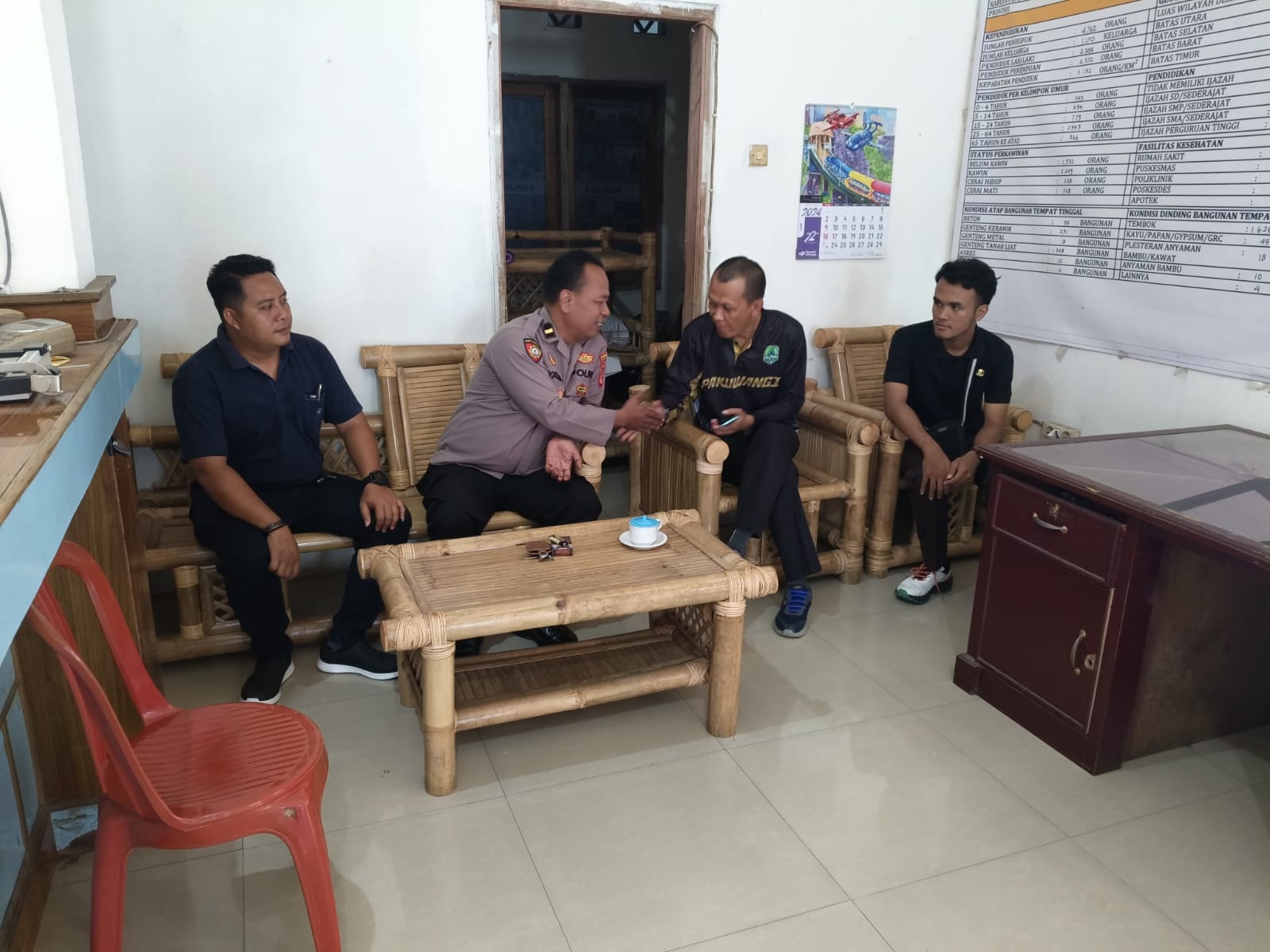Panit Samapta Polsek Jatiwangi Ipda Riyana menjalin silaturahmi dengan perangkat Desa Sutawangi.