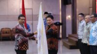 Pj. Sekda Fery mengukuhkan susunan Pengurus Komwil Forsesdasi Babel periode 2025–2028.