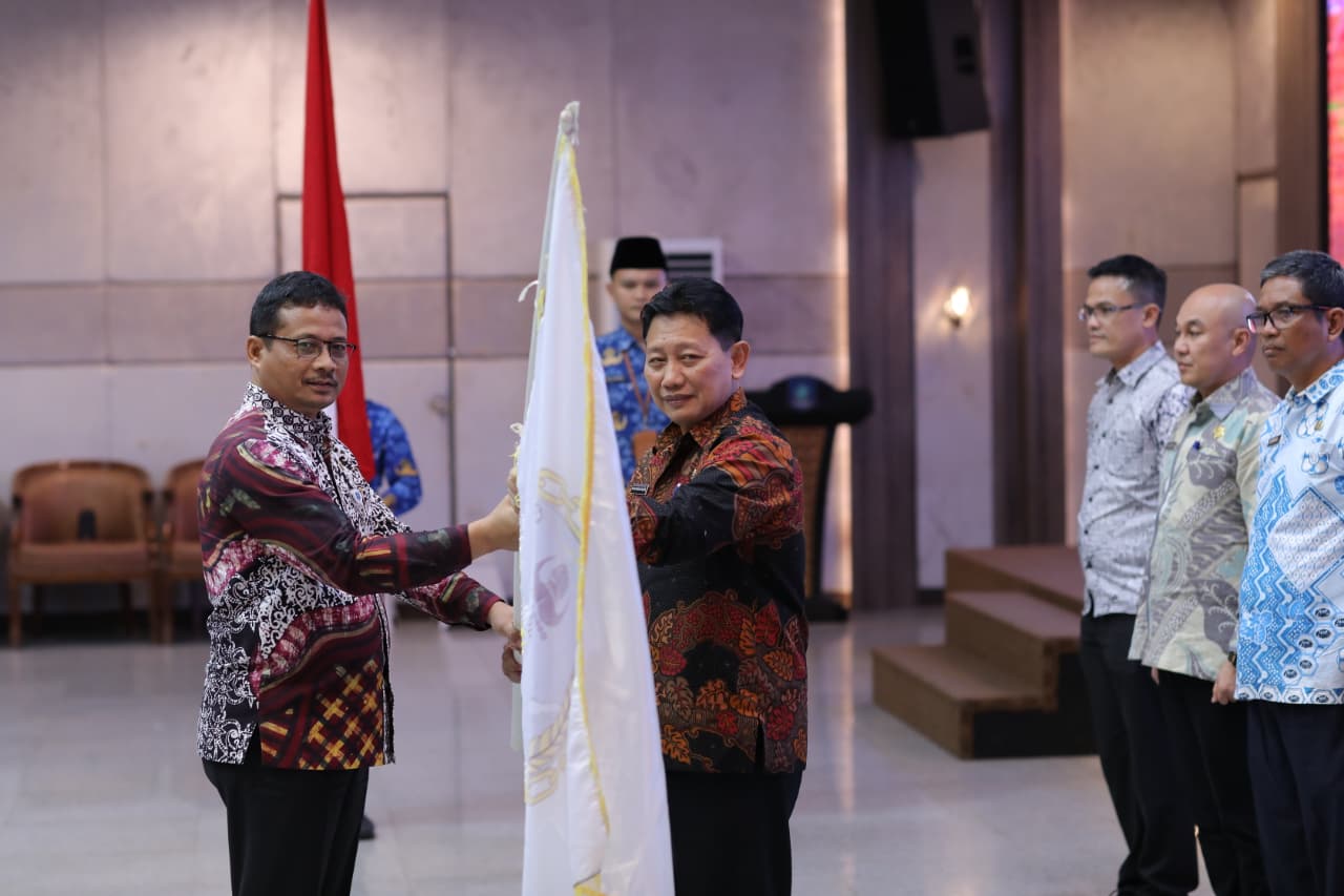 Pj. Sekda Fery mengukuhkan susunan Pengurus Komwil Forsesdasi Babel periode 2025–2028.