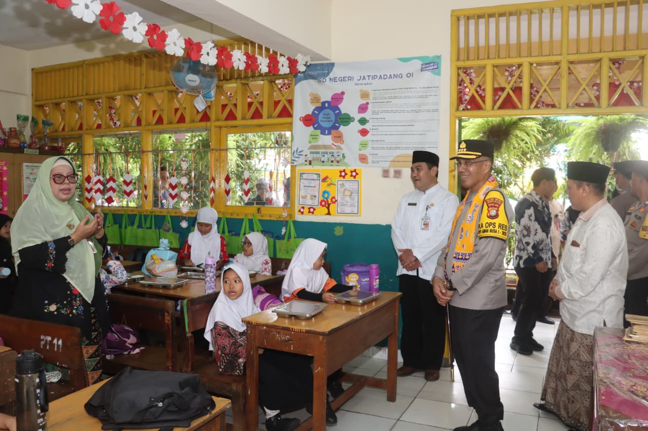Kapolres Metro Jakarta Selatan Kombes Pol Nicolas Ary Lilipaly meninjau SPPG Polri Pejaten Kapolres Metro Jakarta Selatan Kombes Pol Nicolas Ary Lilipaly meninjau SPPG Polri Pejaten