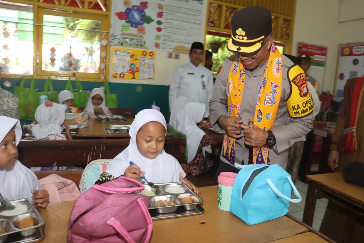 Kapolres Jaksel memastikan makanan bergizi gratis bagi anak sekolah aman, higienis, dan sesuai standar nasional.