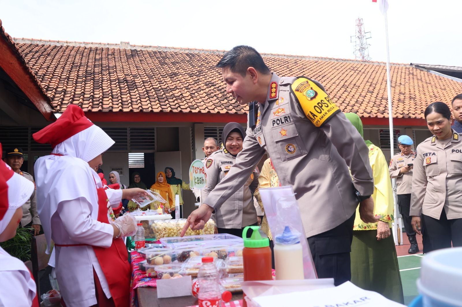 Kapolres Metro Jakarta Timur Kombes Pol Dr. Alfian Nurrizal meninjau program Makan Bergizi Gratis di SDS Kemala Bhayangkari 5 Cipinang,