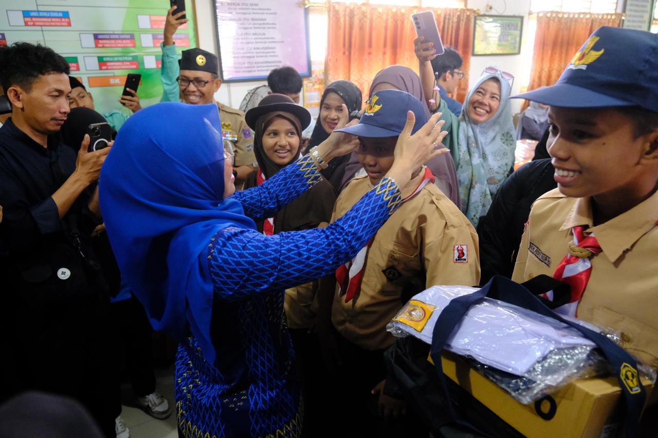 Bupati Gowa Sitti Husniah Talenrang menyalurkan seragam dan peralatan sekolah gratis untuk 18 ribu siswa baru.
