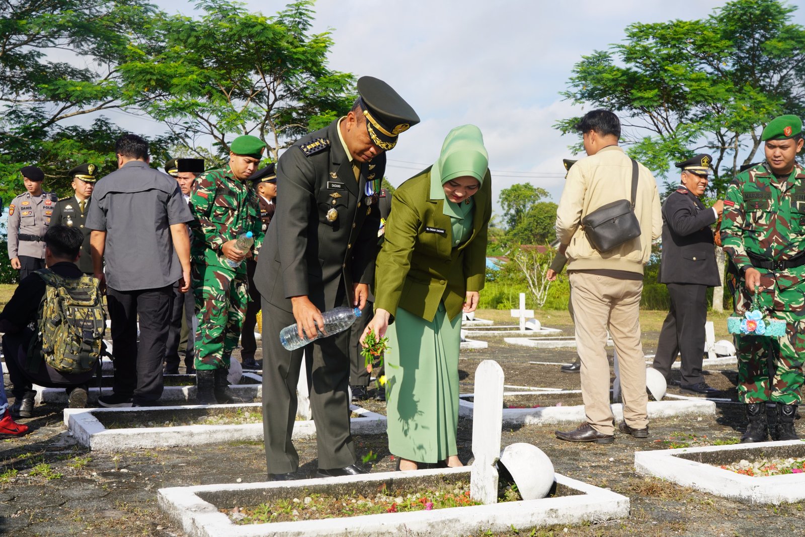 Kasrem 121/Abw Kolonel Inf Dadang Ismail Marzuki memimpin Ziarah Nasional di TMP Syuhada Pertiwi Sintang dalam rangka HUT TNI ke-80 Kasrem 121/Abw Kolonel Inf Dadang Ismail Marzuki memimpin Ziarah Nasional di TMP Syuhada Pertiwi Sintang dalam rangka HUT TNI ke-80