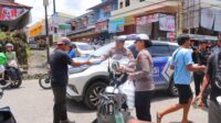 Satlantas Polres Sintang membagikan makanan siap saji di Pasar Inpres Sintang dalam program Jumat Berkah.