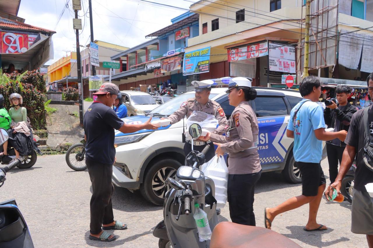 Satlantas Polres Sintang membagikan makanan siap saji di Pasar Inpres Sintang dalam program Jumat Berkah.