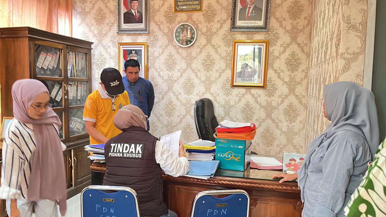 Penggeledah di Kantor Dinas Perdagangan dan Perindustrian Kota Bengkulu Penggeledah di Kantor Dinas Perdagangan dan Perindustrian Kota Bengkulu