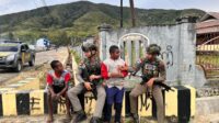 Satgas Ops Damai Cartenz menunjukkan pendekatan humanis lewat kegiatan bersama anak-anak