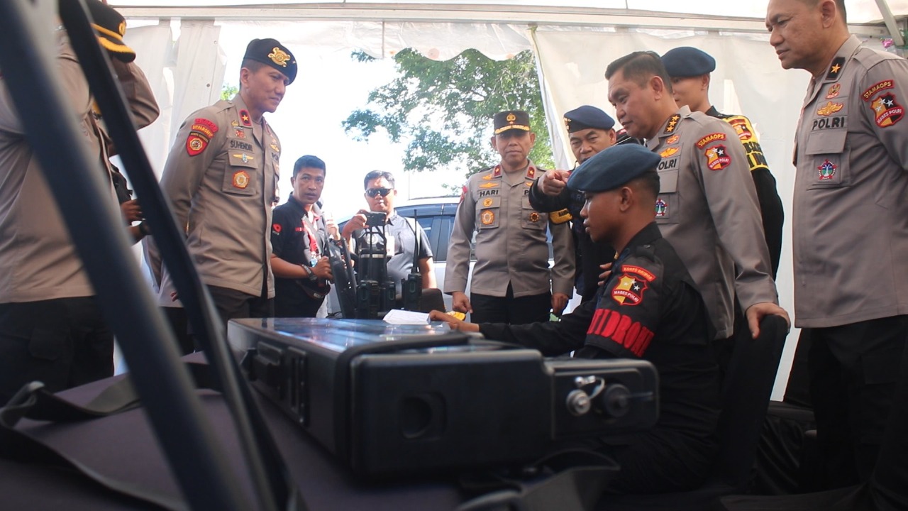 Astamaops Kapolri Komjen Fadil Imran meninjau pos pantau drone di Bukit Jokowi