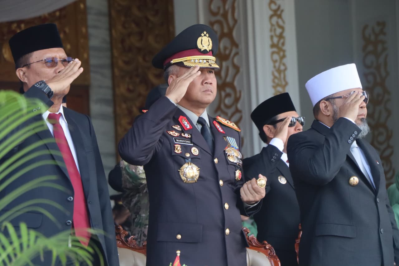 Kapolda Bengkulu Irjen Pol. Mardiyono menghadiri upacara HUT ke-80 TNI di Balai Semarak Bengkulu.