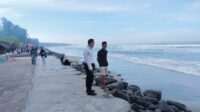 Ditpamobvit Polda Bengkulu gencar melaksanakan patroli dialogis di Pantai Panjang