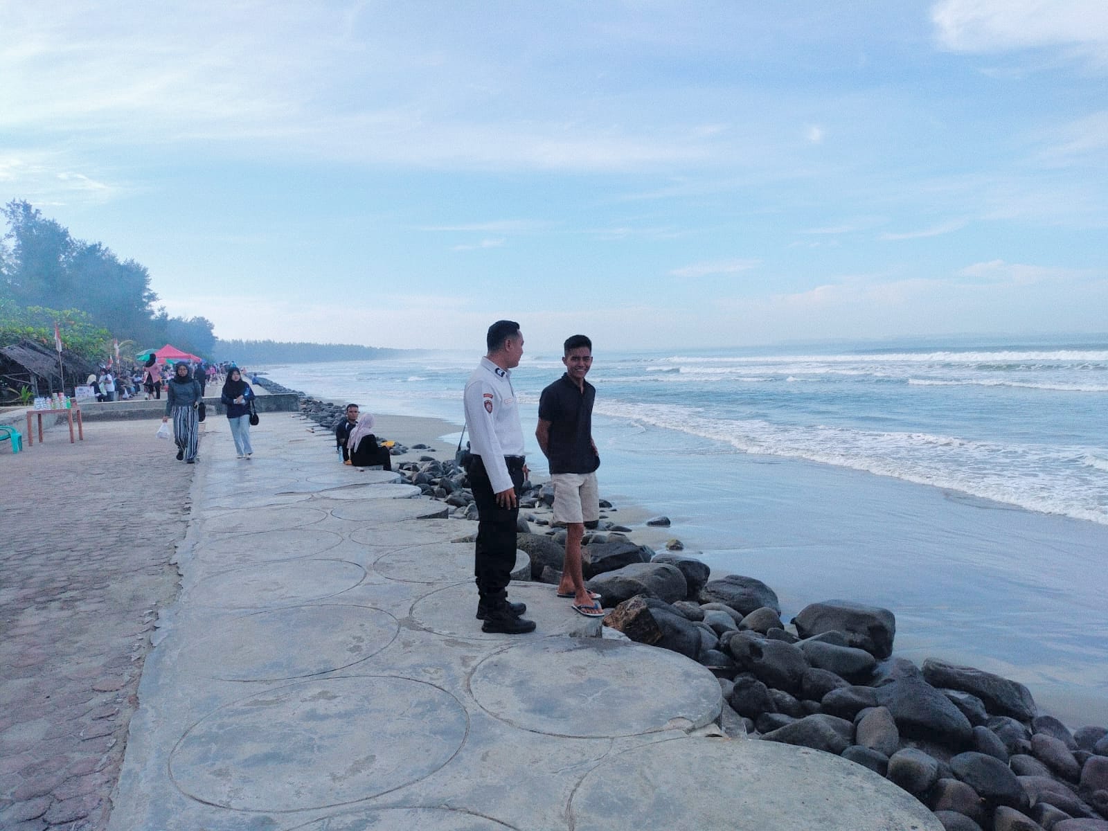Ditpamobvit Polda Bengkulu gencar melaksanakan patroli dialogis di Pantai Panjang