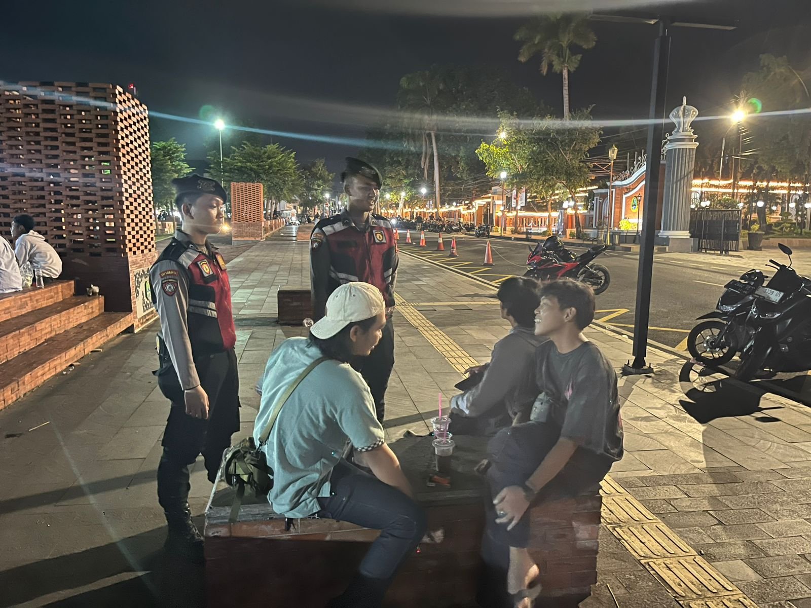 Polisi imbauan kepada masyarakat agar waspada terhadap tindak kriminal. Polisi imbauan kepada masyarakat agar waspada terhadap tindak kriminal.
