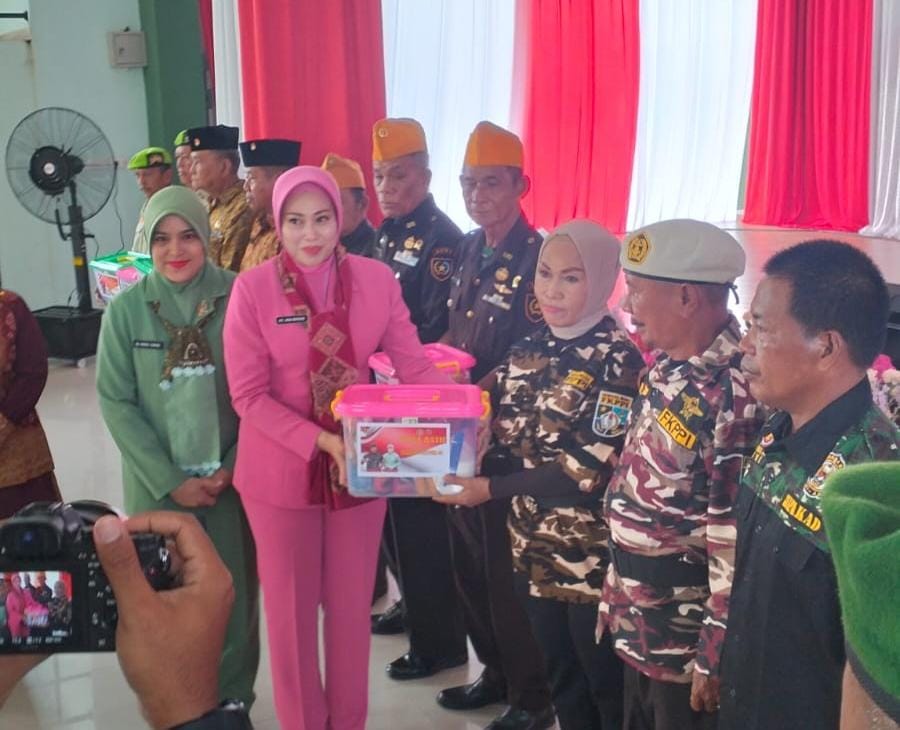 Persit Kartika Chandra Kirana Cabang XXXVIII Dim 0402 memberikan apresiasi kepada prajurit dan keluarga