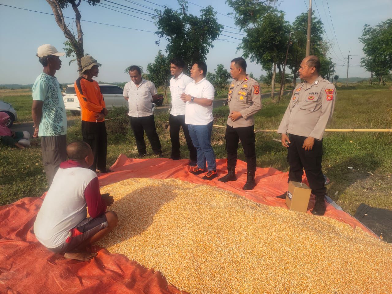 Polsek Kasokandel Polres Majalengka mengawal penjualan jagung pipil petani Desa Leuwikidang ke Bulog