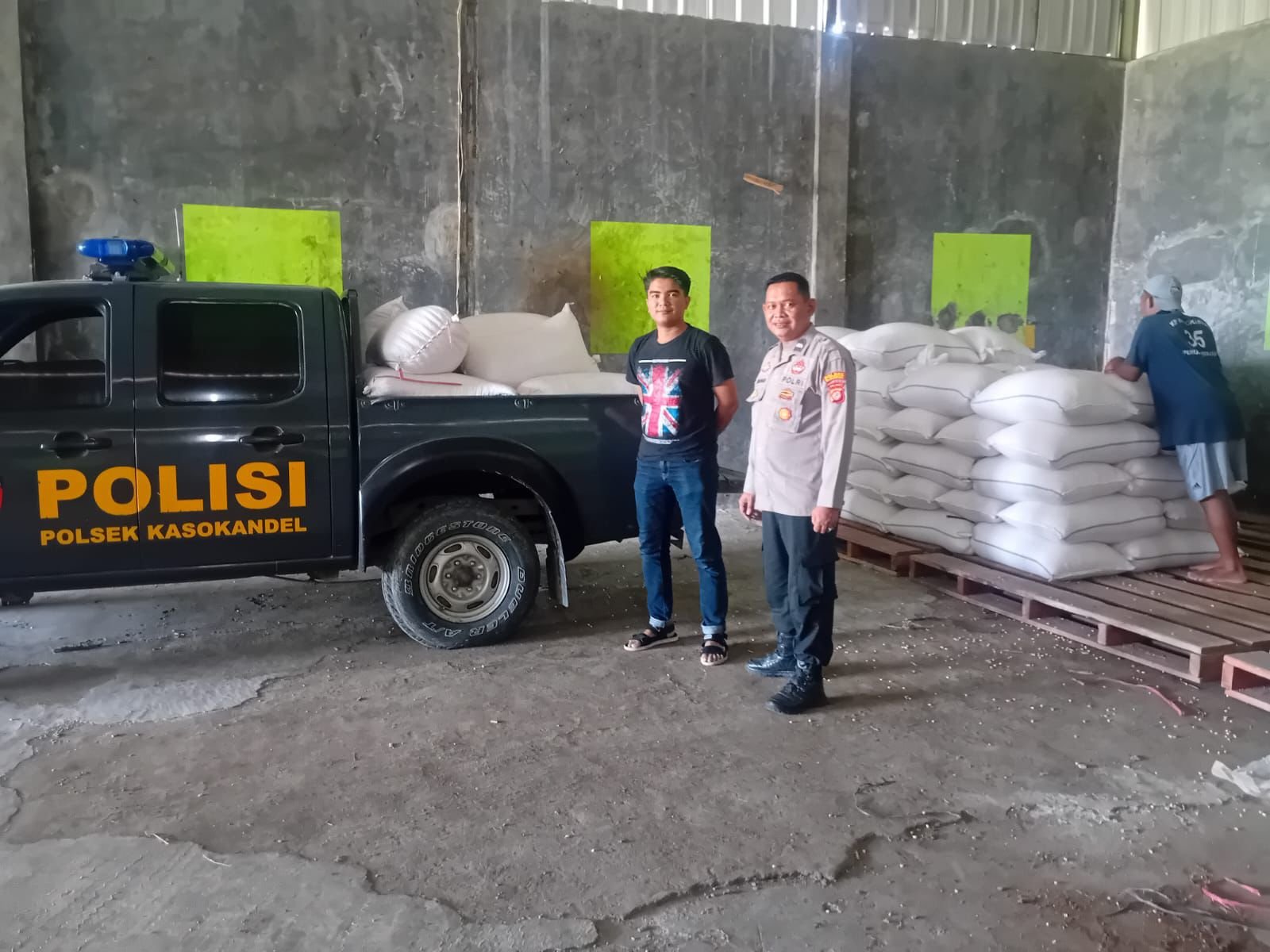 Polsek Kasokandel kawal penjualan jagung Polsek Kasokandel kawal penjualan jagung