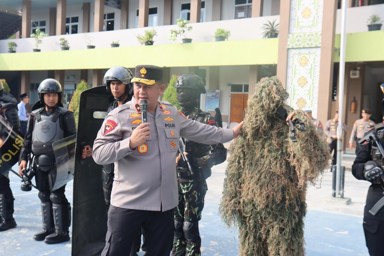 Wakapolda Bengkulu Brigjen Pol. Dicky Sondani memperkenalkan peralatan taktis Polri di SMP Islam Al-Azhar 52.
