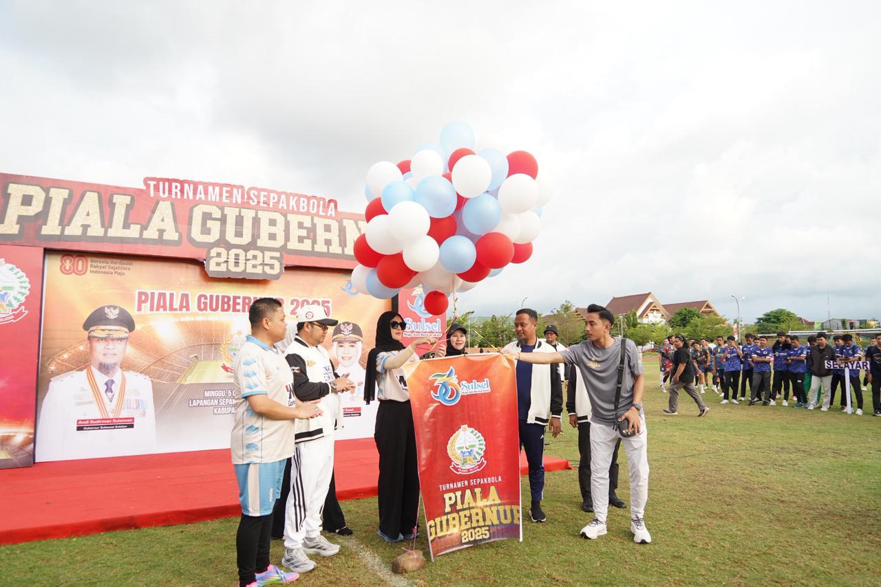 Turnamen dibuka Gubernur Sulsel Andi Sudirman Sulaiman dengan kategori eksekutif dan umum antar-instansi se-Sulsel.