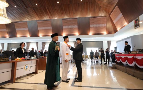 dr. Zarril Khiffari resmi dilantik sebagai anggota DPRD Babel menggantikan Aksan Visyawan.