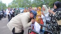 Presiden Prabowo menyalami satu per satu siswa SLB dan bahkan mencium kepala mereka dengan penuh kasih
