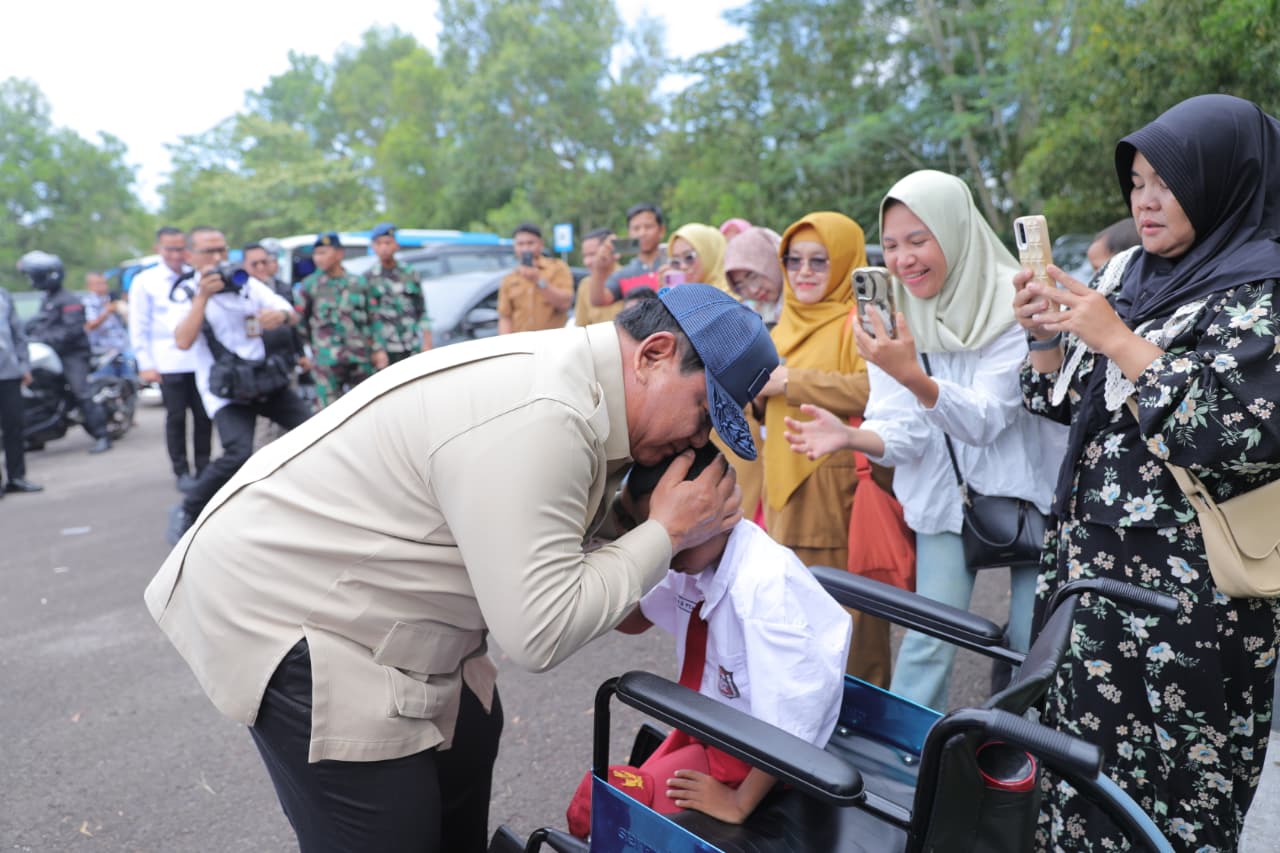 Presiden Prabowo menyalami satu per satu siswa SLB dan bahkan mencium kepala mereka dengan penuh kasih