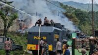 Quick Respon Polri bersama mobil rantis AWC dan pemadam Kota Jayapura berhasil memadamkan kebakaran di Kompleks Kodam Lama, Jayapura