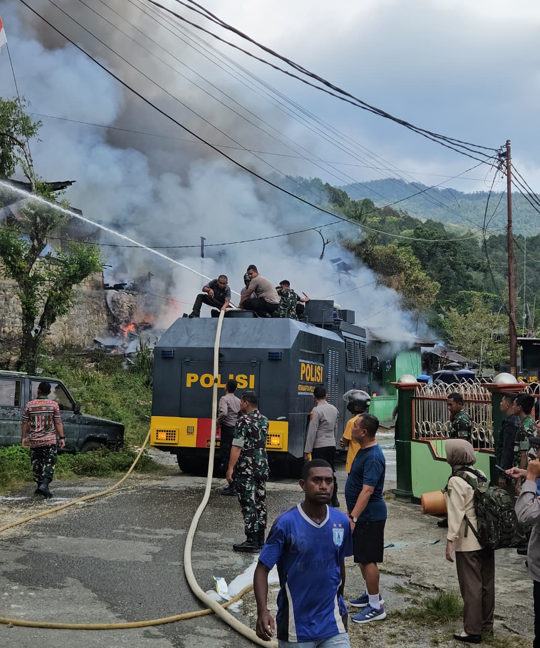 Quick Respon Polri bersama mobil rantis AWC dan pemadam Kota Jayapura berhasil memadamkan kebakaran di Kompleks Kodam Lama, Jayapura
