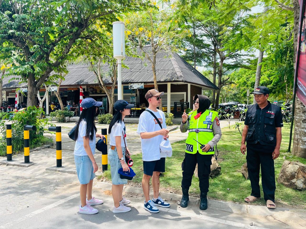 Polisi patroli dan memberikan informasi di kawasan wisata Lombok