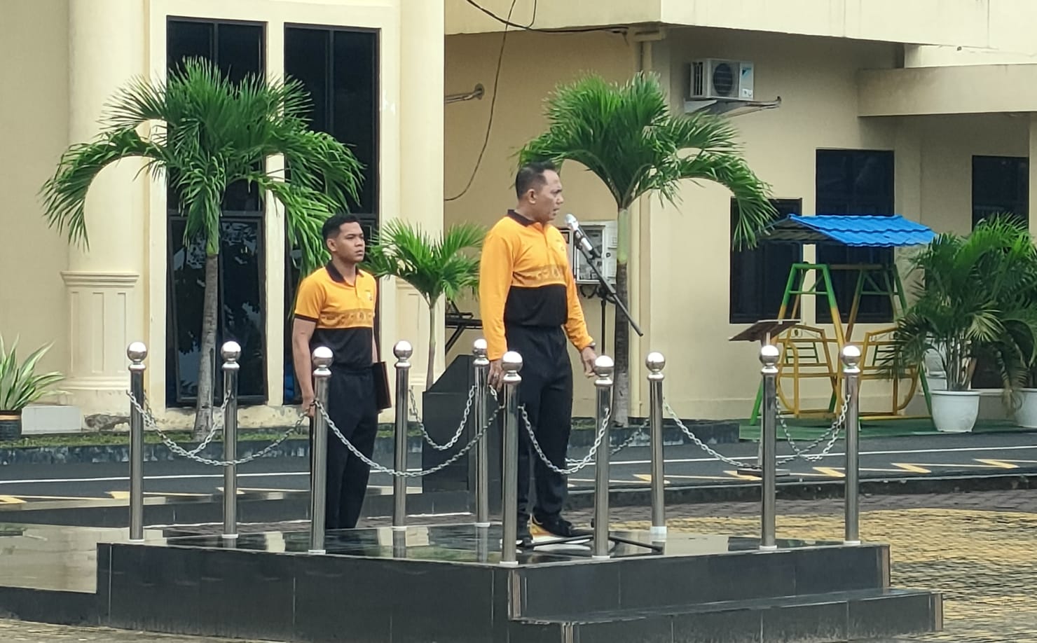 Dirlantas Polda Bengkulu, Kombes Pol Dedy Nata, memimpin apel olahraga pagi