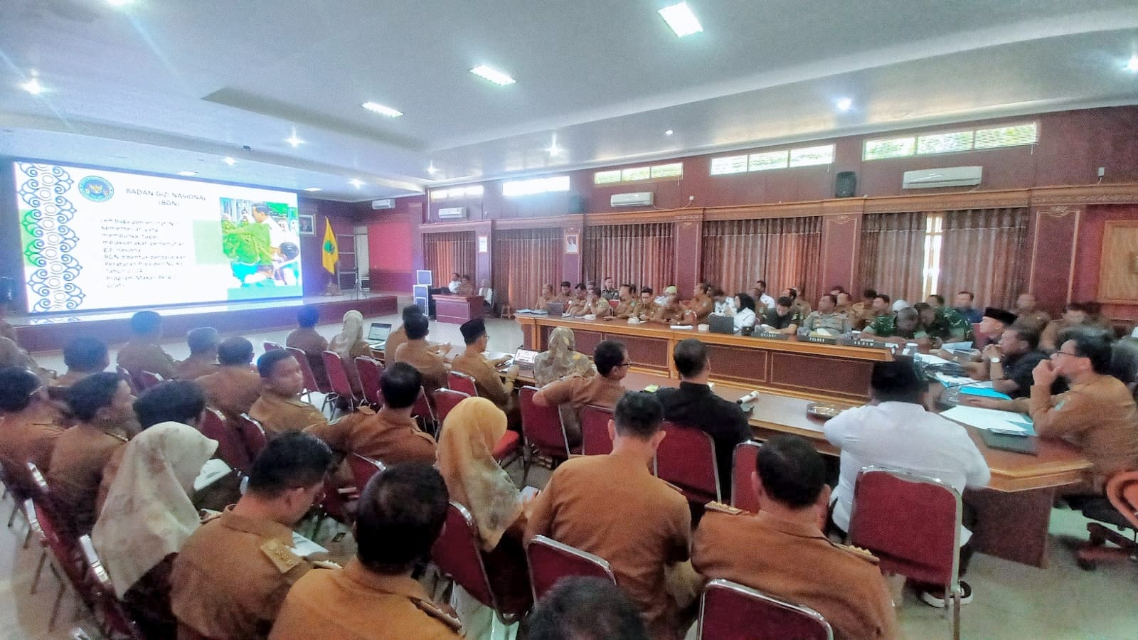 rapat kordinasi yang dipimpin Bupati H. Eman Suherman bertempat di Gedung Yudha Sawala Pemkab Majalengka, Senin (06/10/2025).