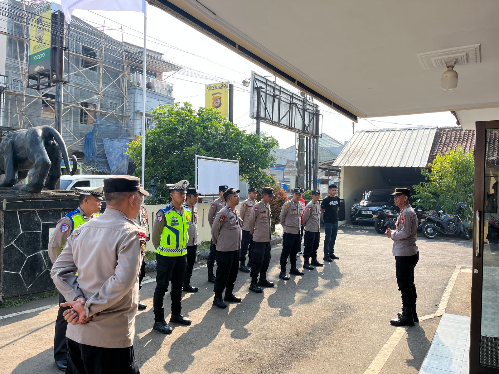 Kapolsek Cikijing AKP Asep Rusmawan memimpin apel pagi di halaman Polsek Cikijing.
