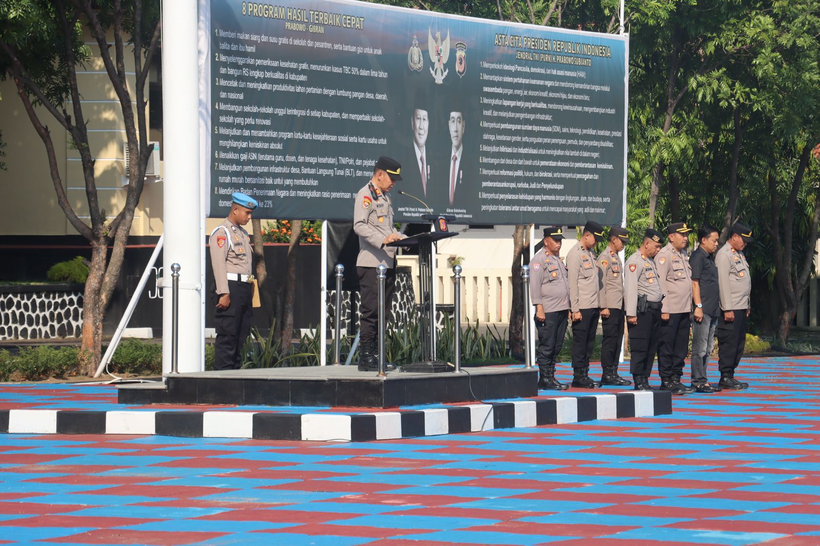 Kabag Log Polres Majalengka AKP Endoy Sahru memimpin Apel Jam Pimpinan. Ia menekankan pentingnya disiplin, tanggung jawab, dan profesionalisme personel