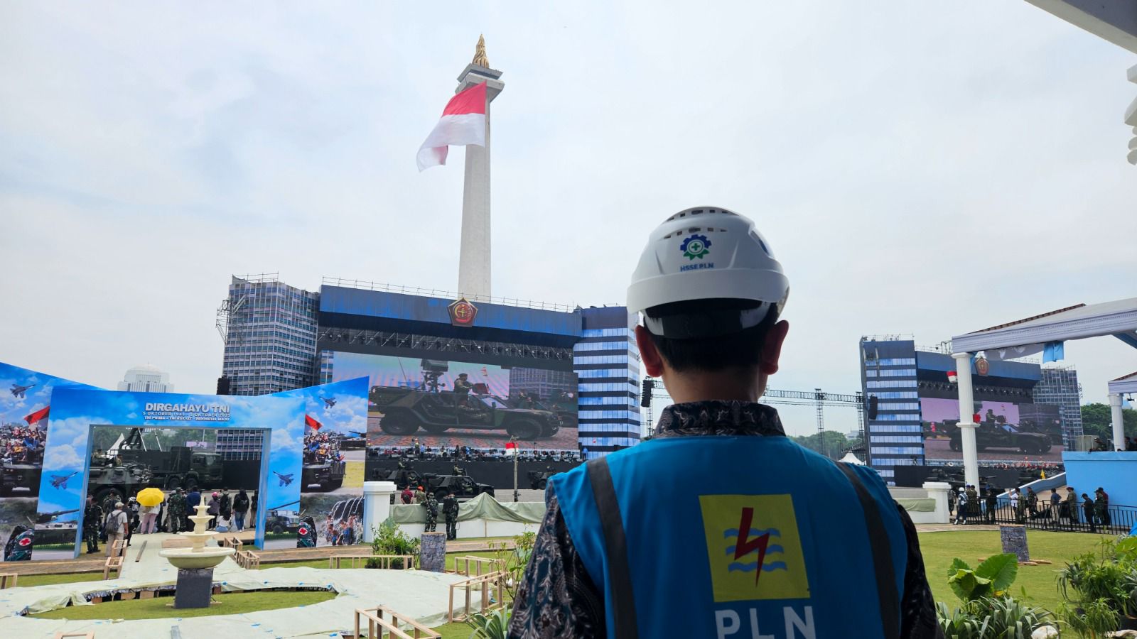 IMG 20251007 WA0096 Petugas PLN memantau kesiapan sistem kelistrikan di kawasan Monumen Nasional (Monas), Jakarta, menjelang Upacara Peringatan HUT ke-80 Tentara Nasional Indonesia (TNI) yang dipimpin langsung oleh Presiden Republik Indonesia, Prabowo Subianto.