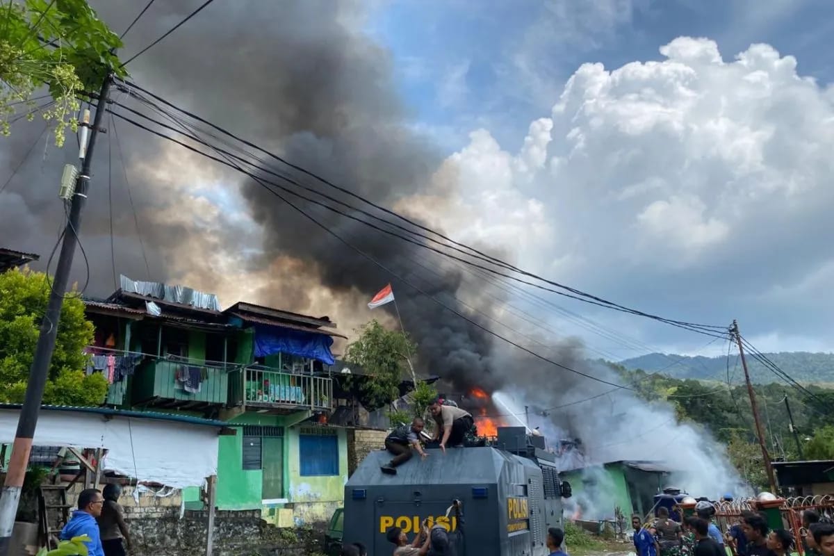 Sinergi Cepat Polri-TNI Selamatkan Permukiman dari Lajunya Api