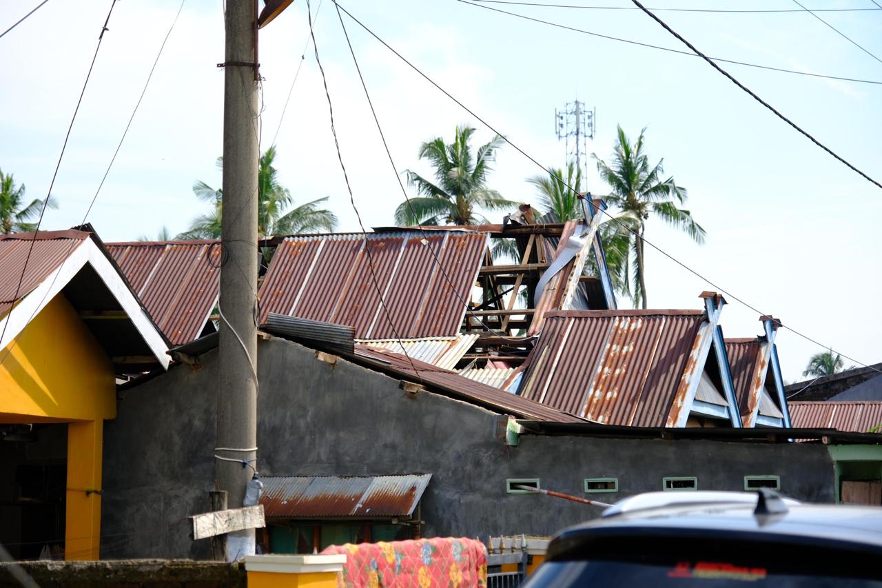 Rumah warga yang hancur akibat angin puting beliung Rumah warga yang hancur akibat angin puting beliung
