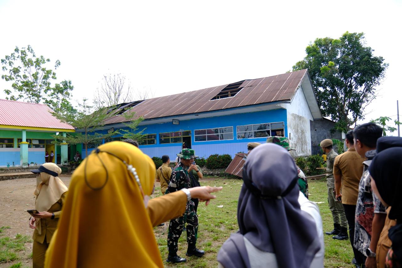 Wakil Bupati Gowa Darmawangsyah Muin meninjau lokasi terdampak angin puting beliung Wakil Bupati Gowa Darmawangsyah Muin meninjau lokasi terdampak angin puting beliung