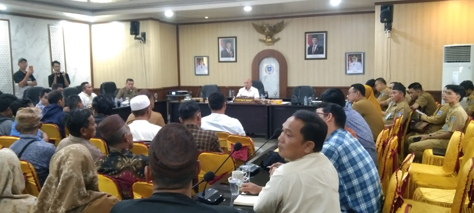 Masyarakat Celuak dan Romadhon mengadu ke DPRD Babel menuntut perusahaan sawit merealisasikan kewajiban plasma 20 persen dan CSR sesuai peraturan.