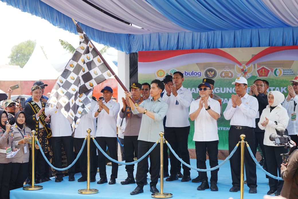 Wapres Gibran Rakabuming Raka, didampingi Kapolri Jenderal Listyo Sigit Prabowo memberangkatkan 1.268 ton jagung untuk Bulog