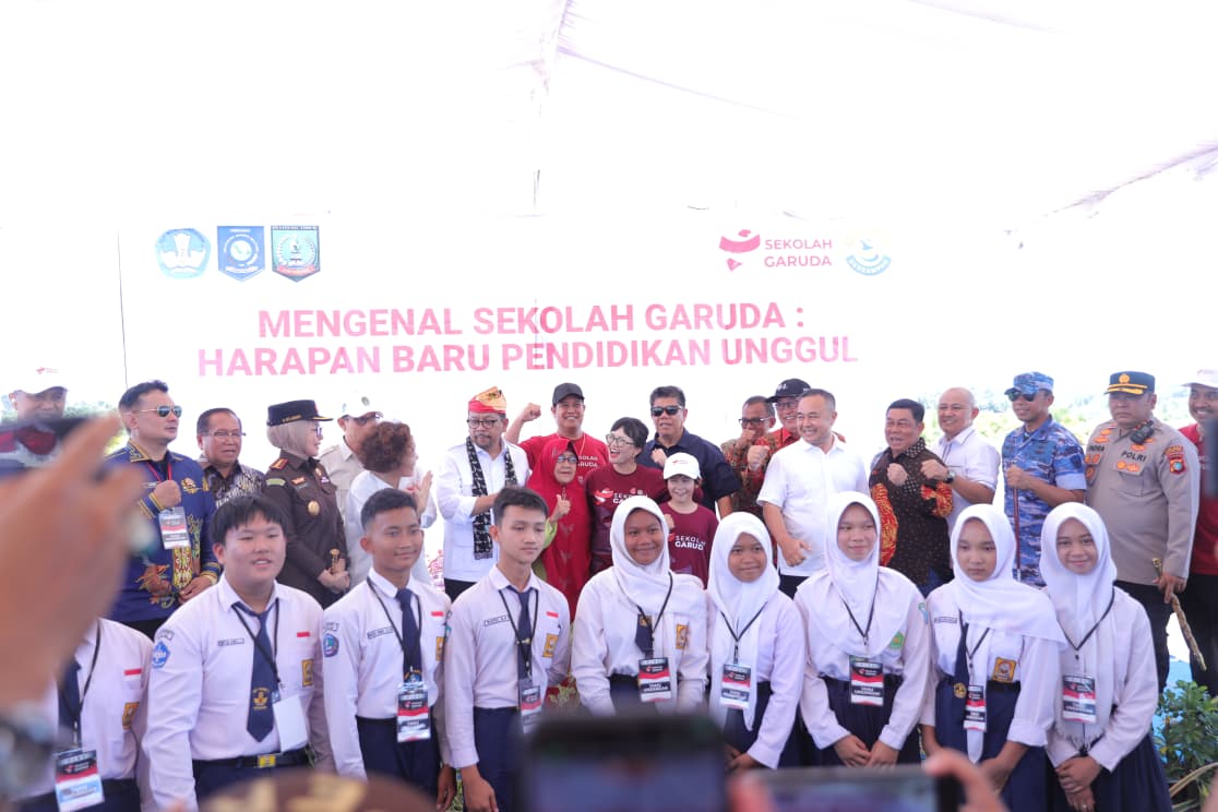 Gubernur Hidayat berharap sekolah ini melahirkan putra-putri unggul dan siap bersaing di tingkat nasional maupun internasional. Gubernur Hidayat berharap sekolah ini melahirkan putra-putri unggul dan siap bersaing di tingkat nasional maupun internasional.