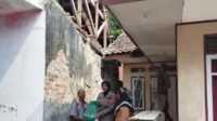 Bhabinkamtibmas Majalengka Kota Beri Bantuan Sembako untuk Warga Korban Rumah Roboh