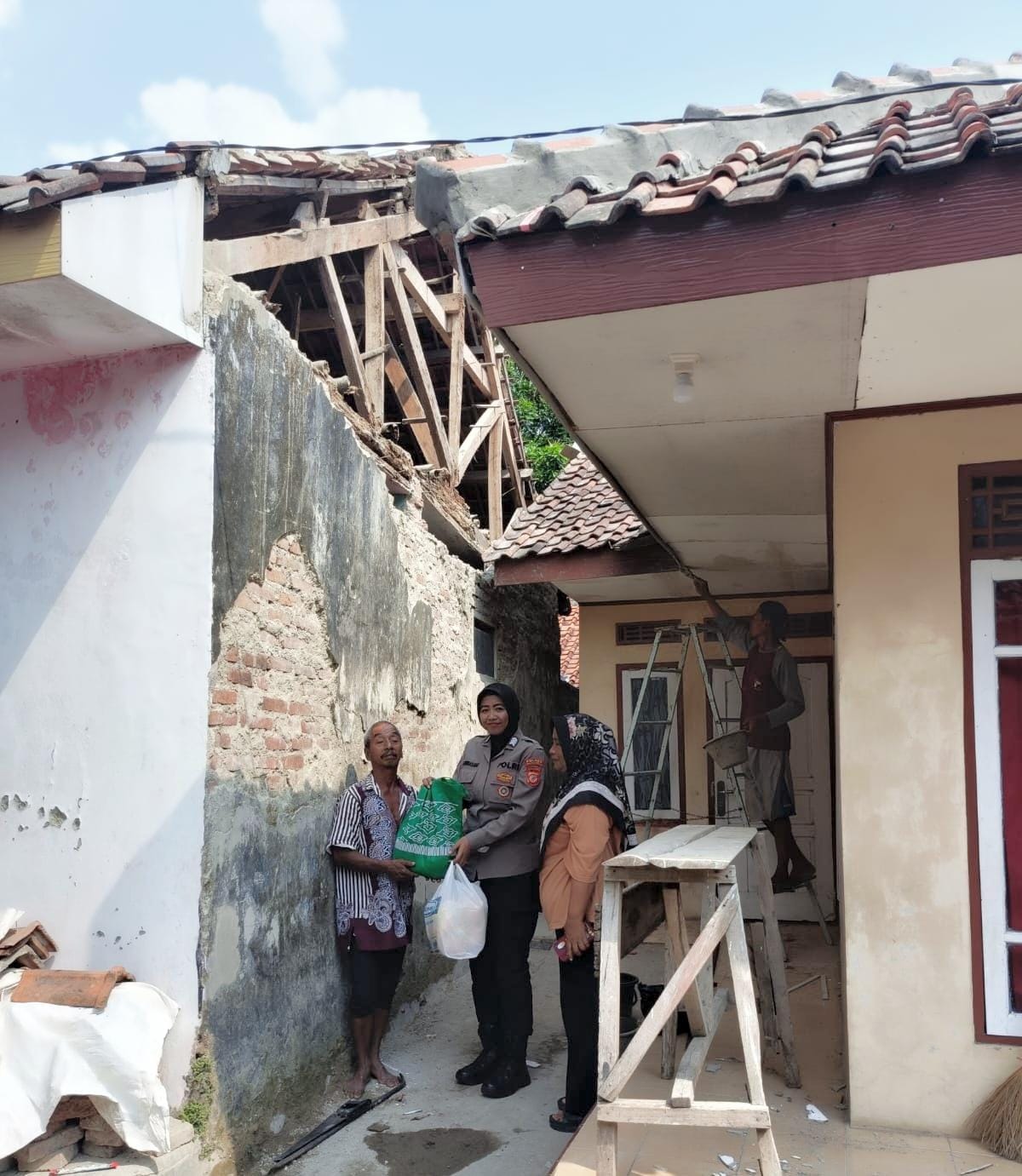 Bhabinkamtibmas Majalengka Kota Beri Bantuan Sembako untuk Warga Korban Rumah Roboh