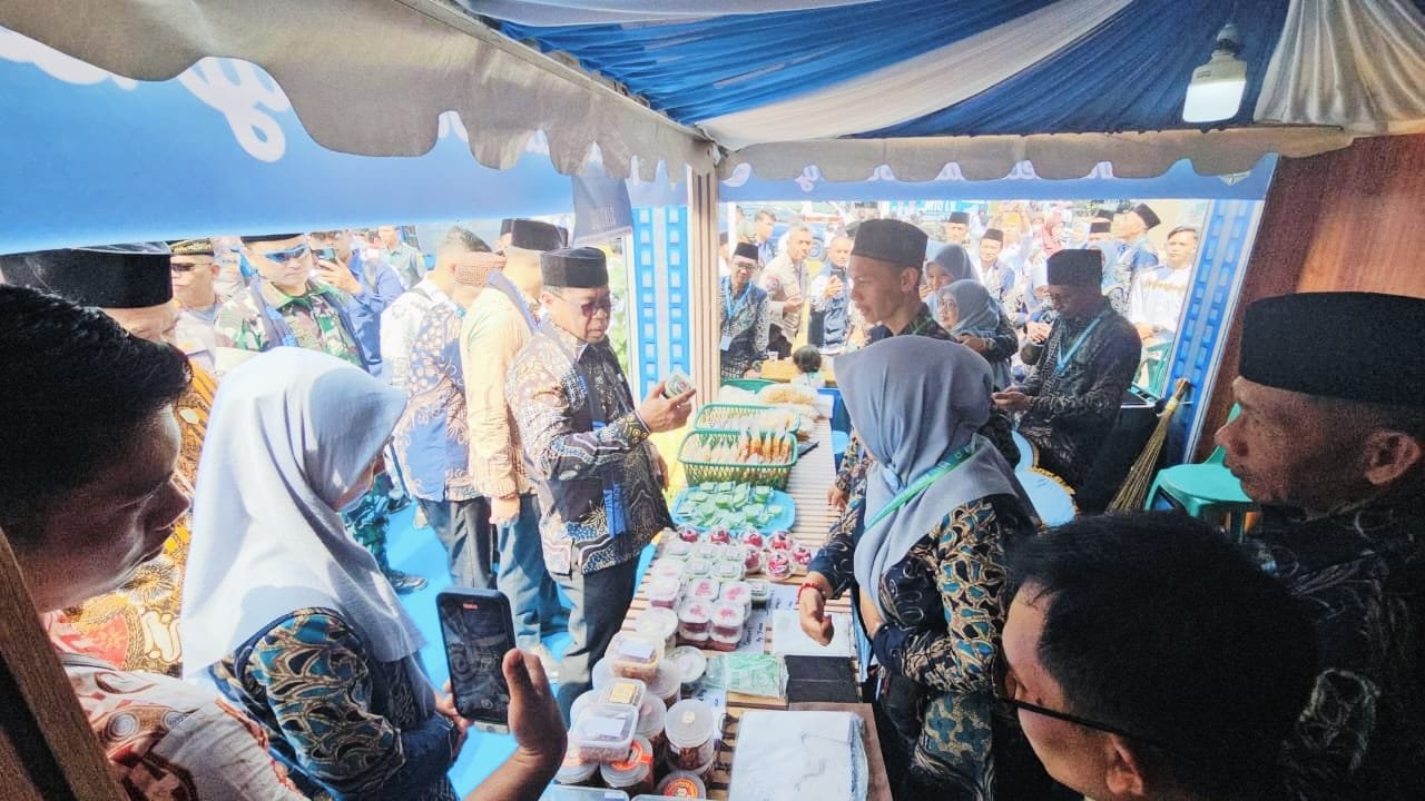 Bupati H. Eman Suherman melihat lihat Pameran Expo Bupati H. Eman Suherman melihat lihat Pameran Expo